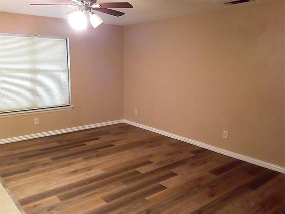 5th image of 1305 Cove Dr
