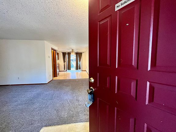 3rd image of 616 SE 132nd Ave