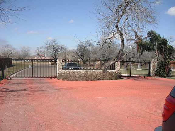 2nd image of 100 Paloma Dr