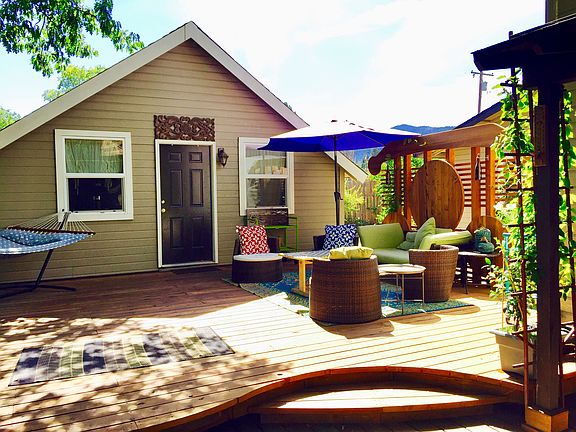 Detached studio / back deck