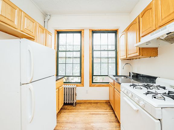 4th image of 206 Scholes St #24