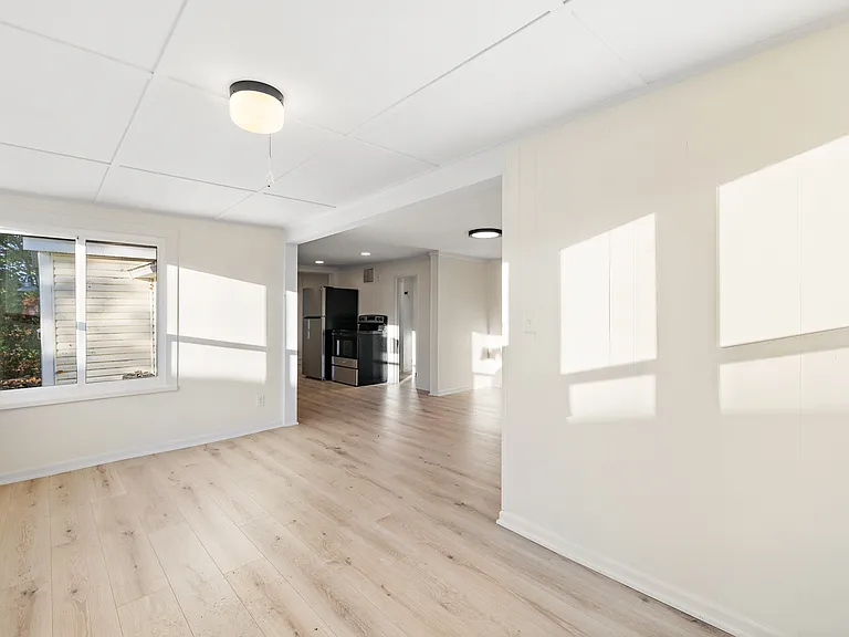 115 E Savidge St — Photo 10