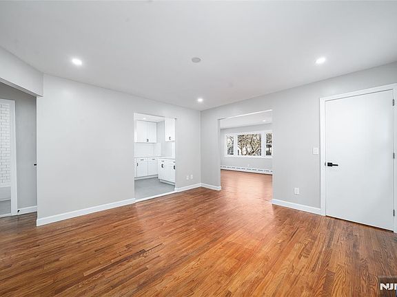 2nd image of 104 Hayward Pl