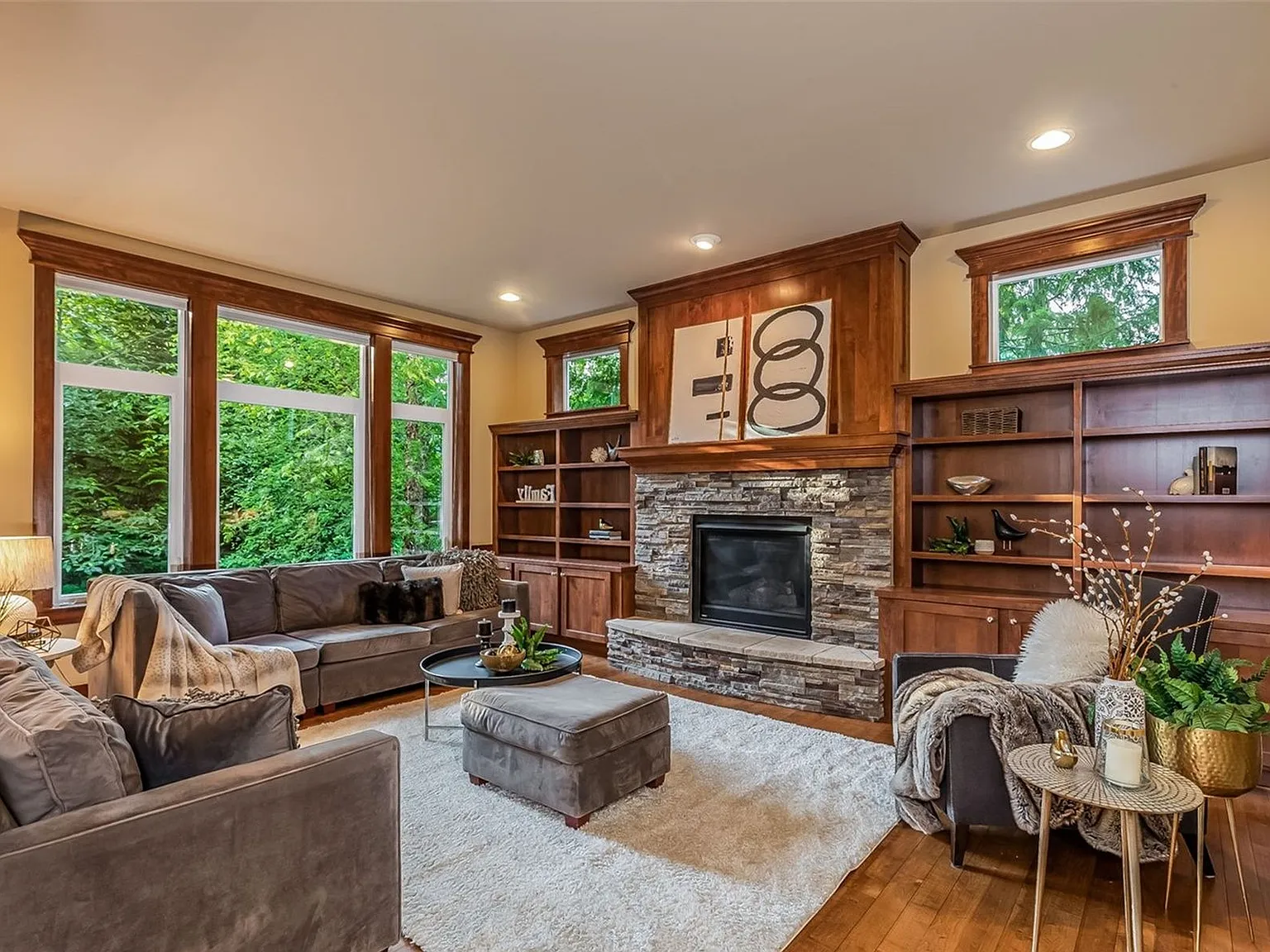 4 bed, 2.5 bath, 3000 sqft, $5,000 — Photo 2