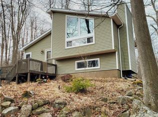 9870 Deerwood Dr, Tobyhanna, PA 18466