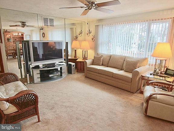 3rd image of 811 Oakdale Cir