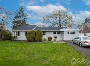 92 Kendall Rd, Kendall Park, NJ 08824