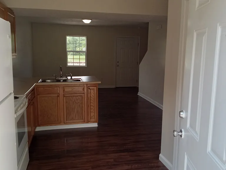 312 Kenova Ave — Photo 4
