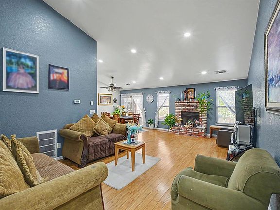 4th image of 1140 Courtney Way