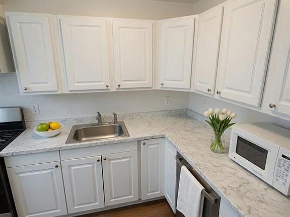3rd image of 810 Loyola Dr