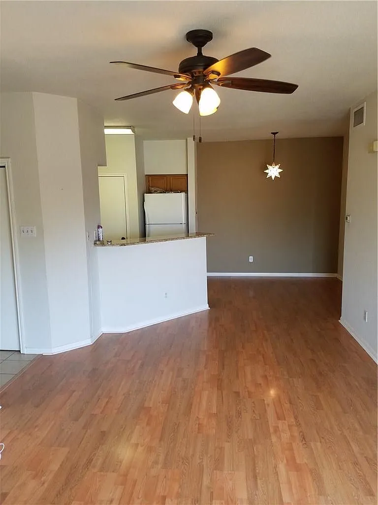 1 bed, 1.0 bath, 704 sqft, $1,225 — Photo 2