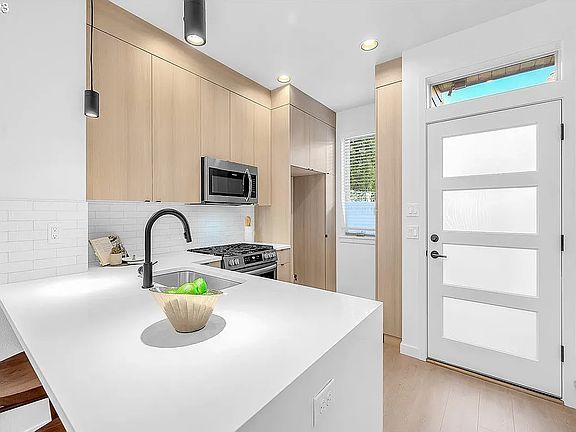 3rd image of 3686 SE Haig St
