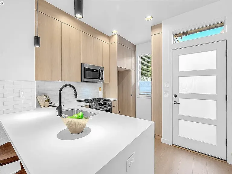3686 SE Haig St — Photo 3