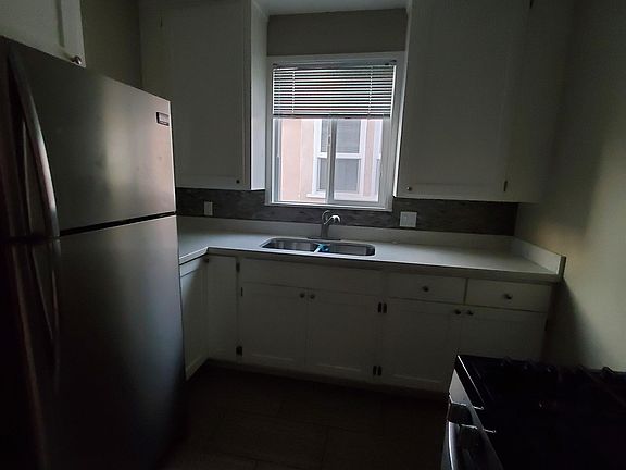 4th image of 915 Monterey Blvd