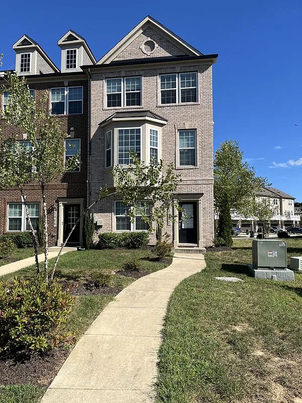 3 bed, 2.5 bath, 1844 sqft, $2,995 — Photo 2