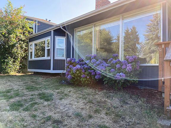 Floor-to-ceiling windows in living room and bay windows in main bedroom = lots of natural light!