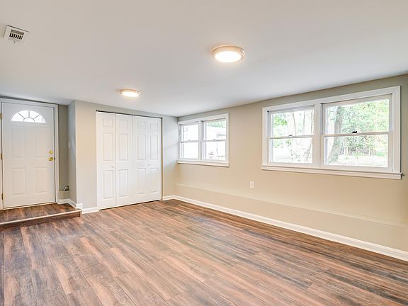 5th image of 1086 Sun Valley Dr