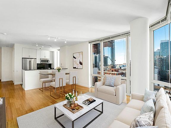 3rd image of 320 W 38th St APT 2029
