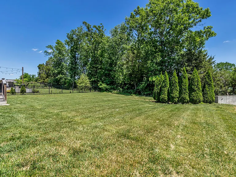 633 Castle Rd — Photo 32