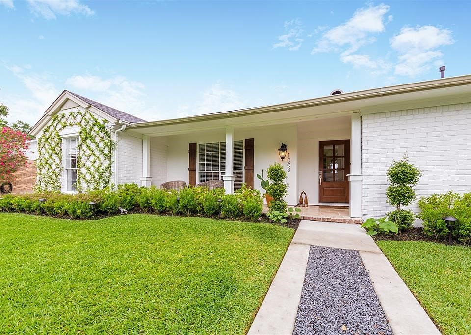 Talk about makeovers!  This charming ranch in Walnut Bend has been updated and improved all over. The custom walkway leads you to the beautifully redone porch and entry to 1003 Blue Willow Drive.