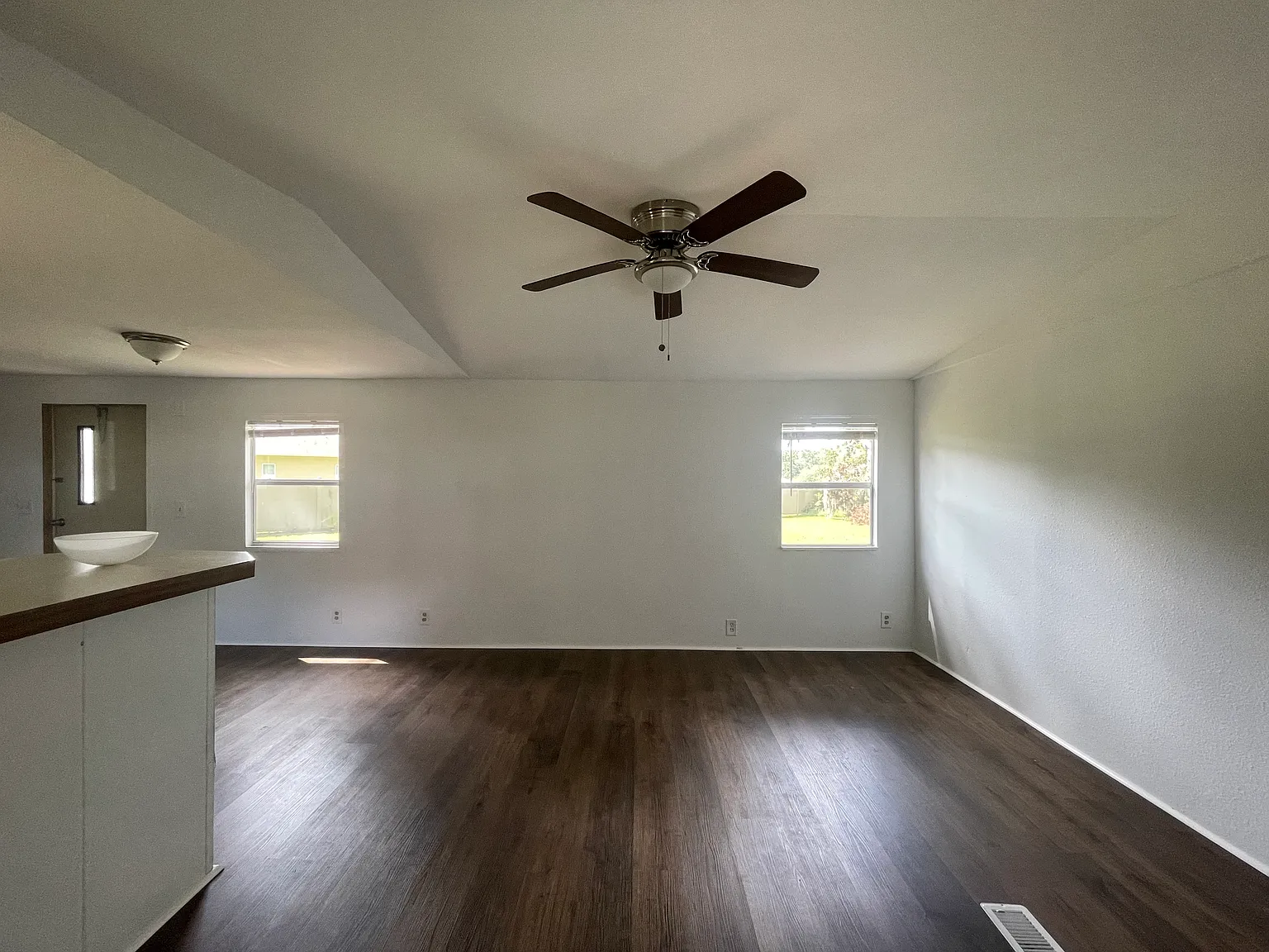 2 bed, 876 sqft, $1,600 — Photo 2