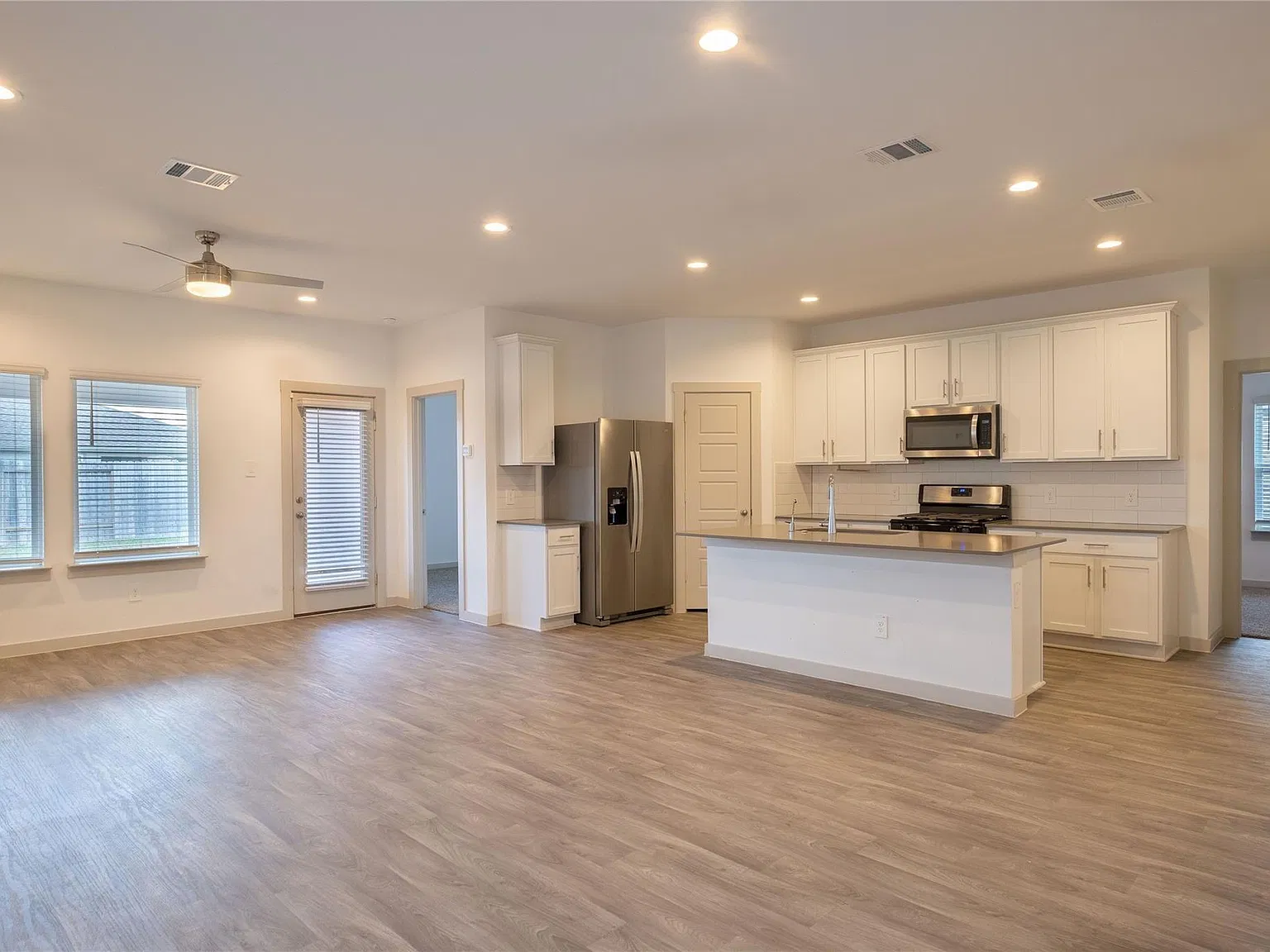 3 bed, 2.0 bath, 1501 sqft, $2,200 — Photo 2