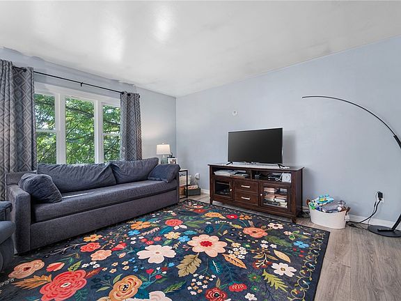 4th image of 11 Pine St