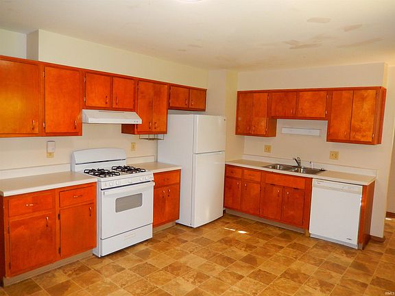 3rd image of 864 S Hickory Dr