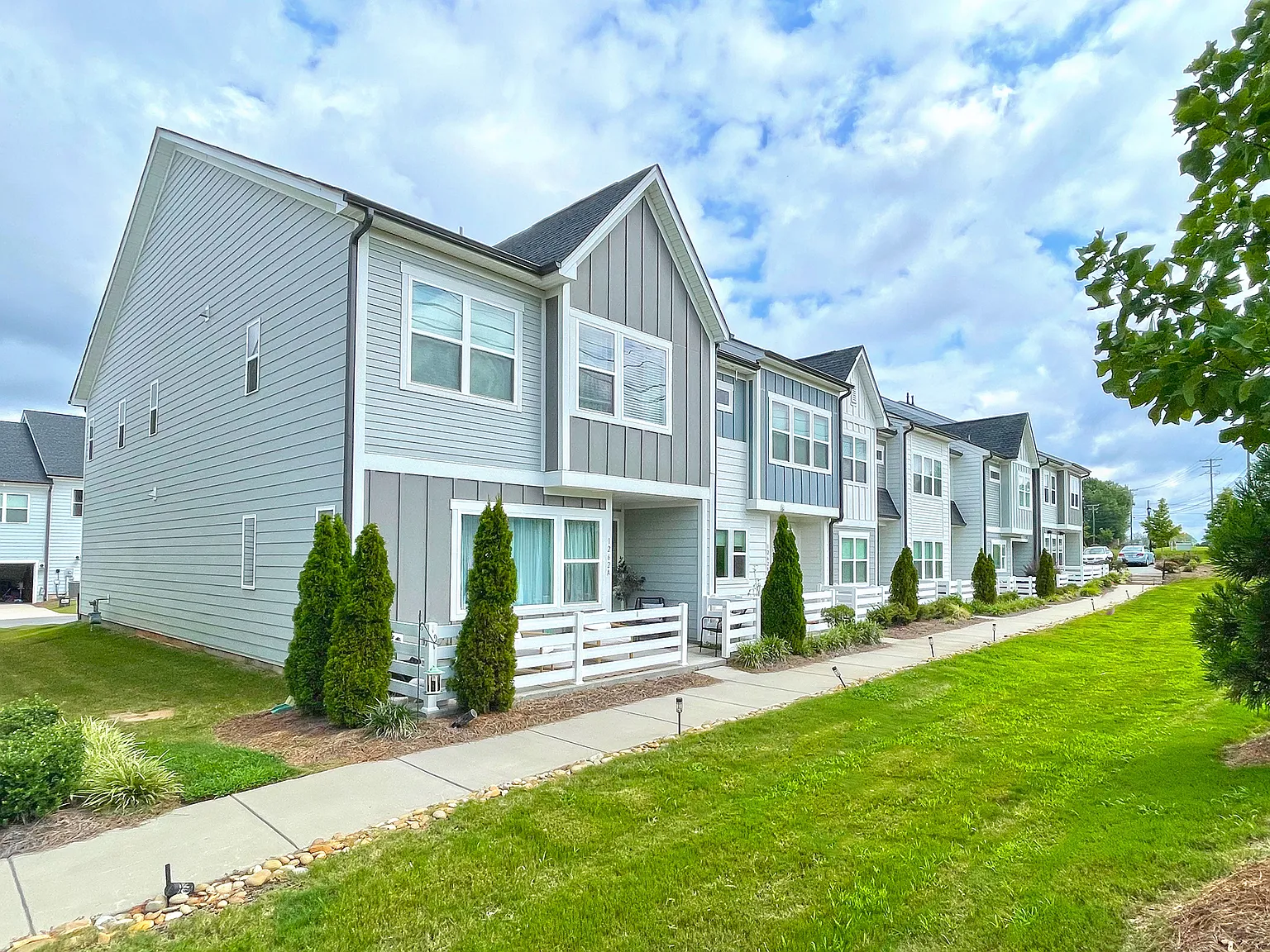 4 bed, 2.5 bath, 2028 sqft, $2,800 — Photo 1