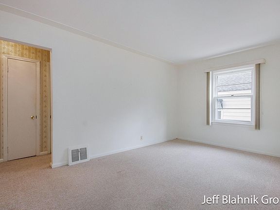 3rd image of 1729 Hillmount St NW