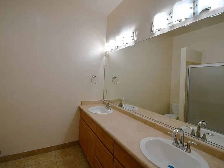 1443 W Kilburn St — Photo 8