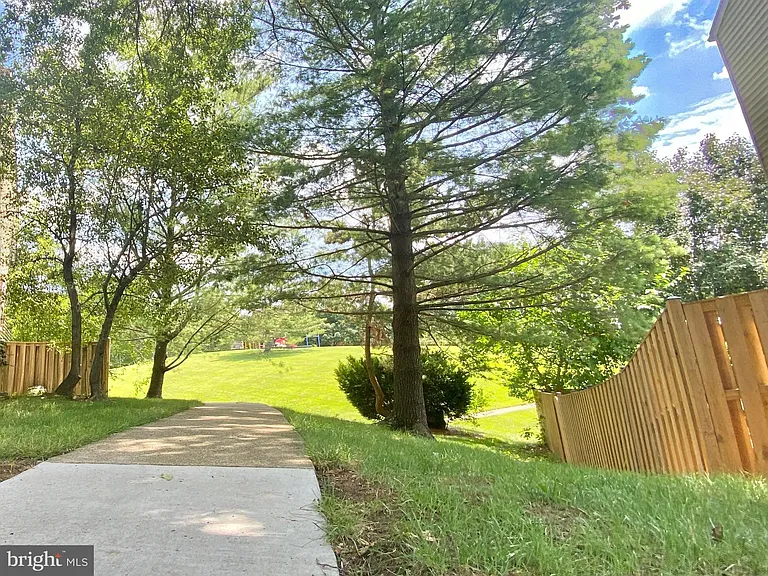 7351 Crestleigh Cir — Photo 23