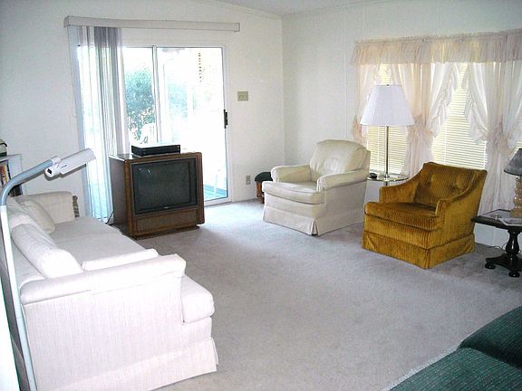 Lving Room Leading to Screen Room