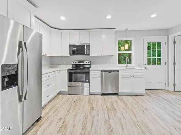 1001 White Ave, Graceville, FL 32440