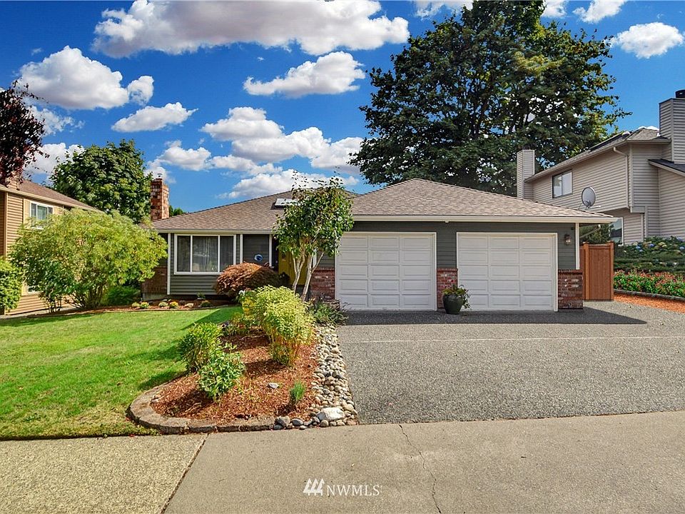 Welcome to sought after Canyon Park and this beautiful 3 bed/2 bath rambler! Fully wheelchair accessible.