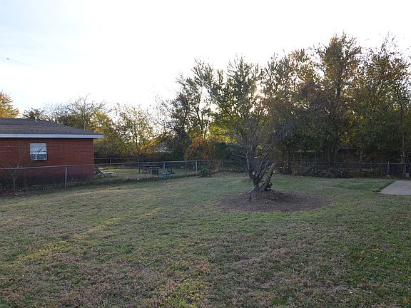 3rd image of 721 W Fort Worth St