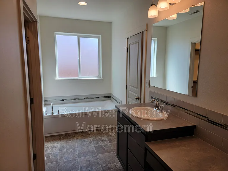2482 NW Glen Oak Ave — Photo 16