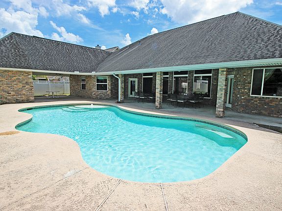 4th image of 131 Oak Manor Ln