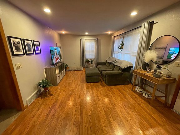 3rd image of 605 Sharon St