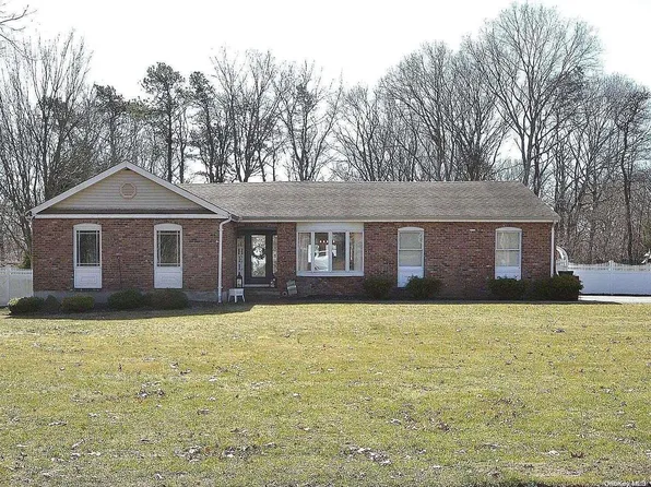 20 Pleasant Place, Farmingville, NY 11738