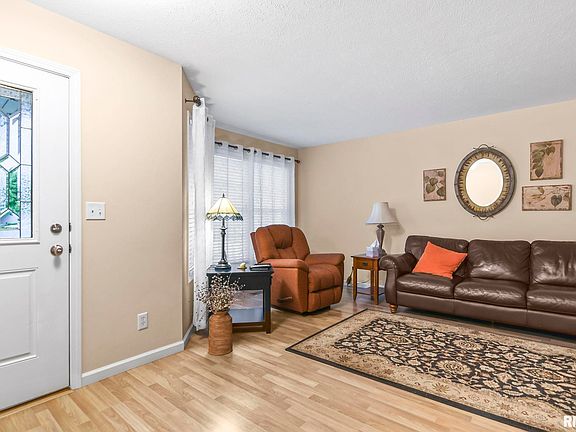 5th image of 524 Brookside Glen Dr