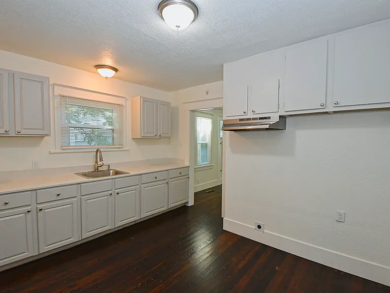 1136 E St — Photo 8