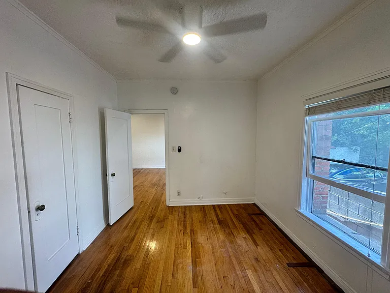 DE MILLE MANOR — Photo 43