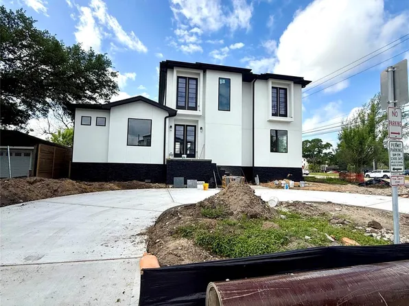 5009 Holt St, Bellaire, TX 77401