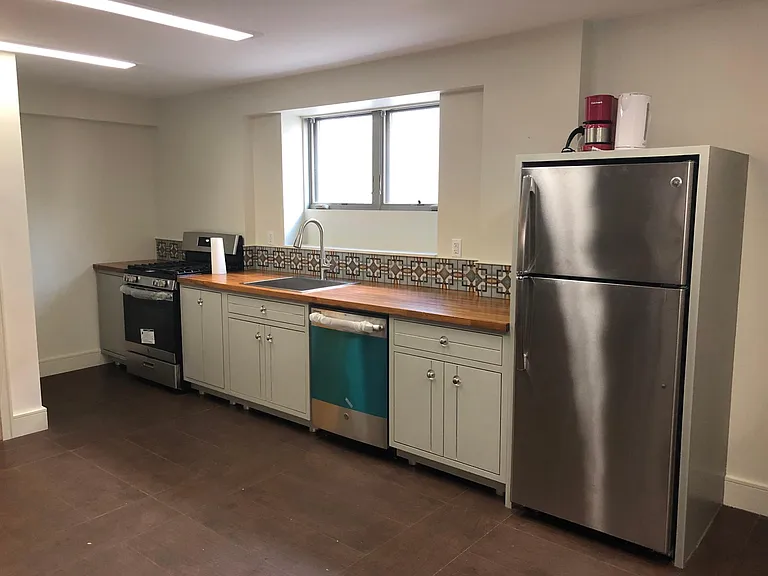 2152 E 73rd St #1B — Photo 8