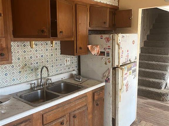 3rd image of 935 Murcia St