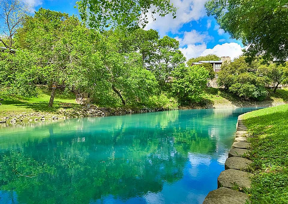 1st image of 90 Comal Cir