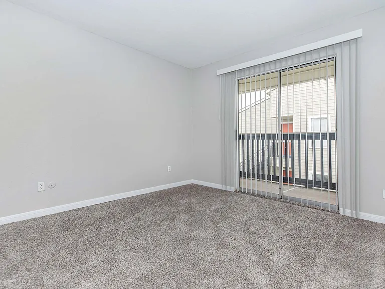 Royal Wildewood Manor Apartments — Photo 25