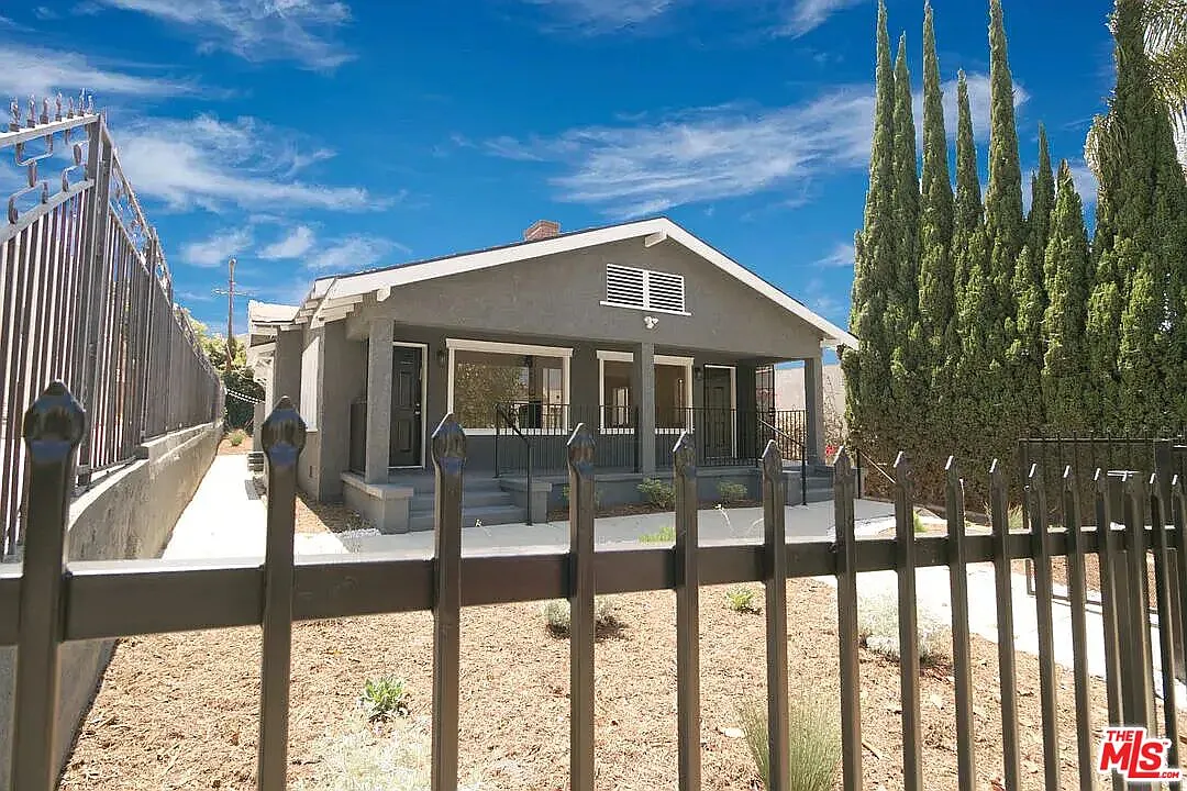 2 bed, 1.5 bath, 912 sqft, $2,975 — Photo 2