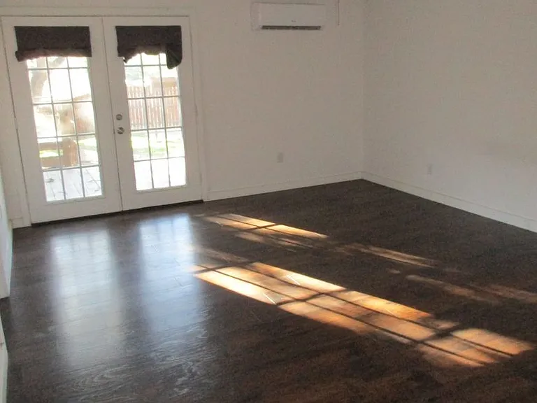 604 S Spring St — Photo 17
